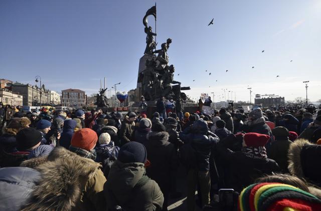 Supporters of Russian opposition leader Alexei Navalny attend a rally for a boycott of a March 18 presidential election in the far eastern city of Vladivostok, Russia January 28, 2018. (REUTERS) Supporters of Russian opposition leader Alexei Navalny attend a rally for a boycott of a March 18 presidential election in the far eastern city of Vladivostok, Russia January 28, 2018. (REUTERS)