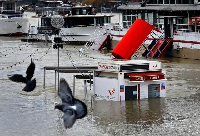 A ticket booth for sightseeing boats is partly submerged by the River Seine after days of almost non-stop rain caused flooding in the country, in Paris, France January 27, 2018. (REUTERS) A ticket booth for sightseeing boats is partly submerged by the River Seine after days of almost non-stop rain caused flooding in the country, in Paris, France January 27, 2018. (REUTERS)