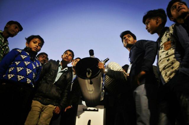 Stargazers assemble to witness the ‘super blue blood moon’ in Lucknow. (HT Photo/Deepak Gupta) Stargazers assemble to witness the ‘super blue blood moon’ in Lucknow. (HT Photo/Deepak Gupta)