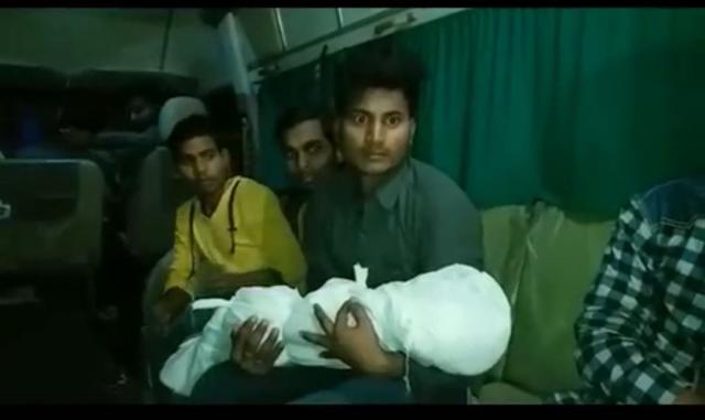 The victim’s father Birendrakumar Yadav with his 14-month-old son’s dead body. (HT Photo) The victim’s father Birendrakumar Yadav with his 14-month-old son’s dead body. (HT Photo)