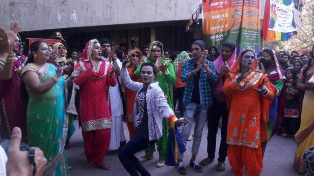 Chandigarh incorporates the dhol and gidda folk dance. Chandigarh incorporates the dhol and gidda folk dance.