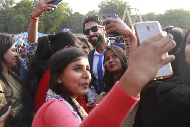 Students take selfies with RJ Rahul Makin at Reverie 2018-the annual cultural festival of Gargi College. (Waseem Gashroo/HT Photo)
