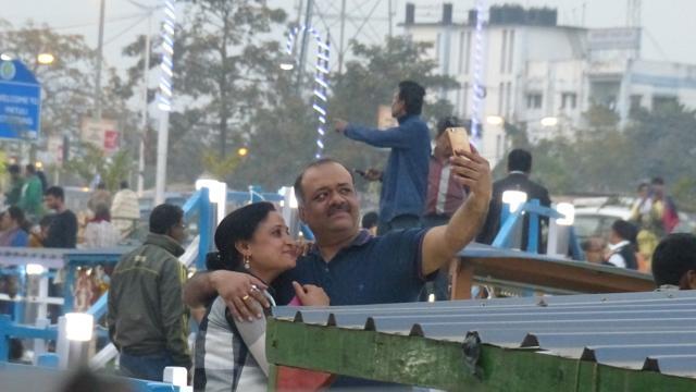 A couple capturing the moment on Republic Day. (Tanmay Chatterjee / HT Photo)