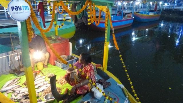 At the floating market, at least ten boats cater to the fish - loving Bengali. Women run four of these shops. (Tanmay Chatterjee / HT Photo)
