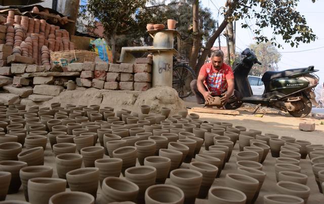 Sunil Prajapati working at his small courtyard (Sheeraz Rizvi/HT Photo) Sunil Prajapati working at his small courtyard (Sheeraz Rizvi/HT Photo)