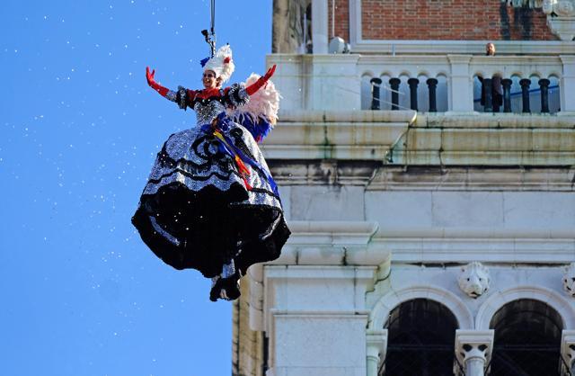 A woman dressed as an "angel" descends on Saint Mark's Square. (REUTERS) A woman dressed as an "angel" descends on Saint Mark's Square. (REUTERS)