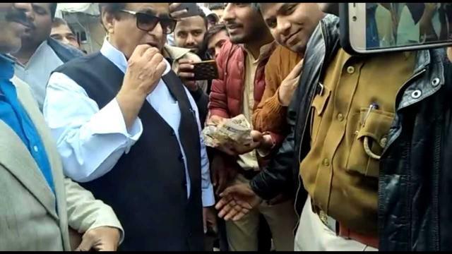 Senior SP leader and former minister Azam Khan having pakoda in Rampur. (HT)