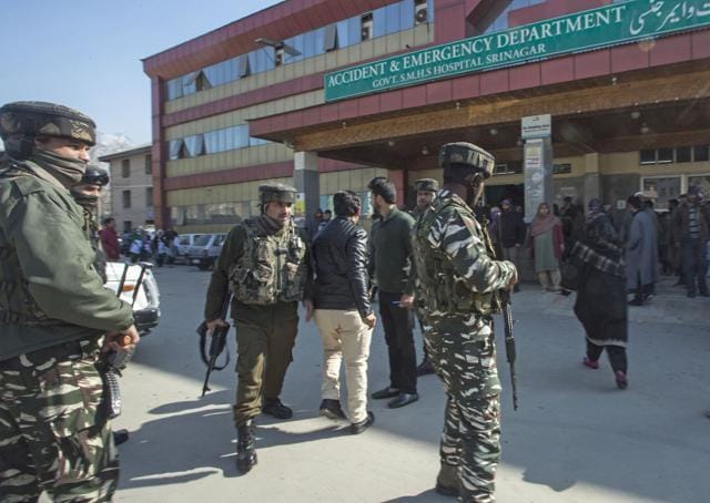 Paramilatary soldiers stand guard outside Shri Maharaja Hari Singh hospital in Srinagar. (Waseem Andrabi/HT Photo) Paramilatary soldiers stand guard outside Shri Maharaja Hari Singh hospital in Srinagar. (Waseem Andrabi/HT Photo)