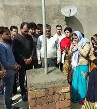 Chandan’s kin paying the tribute by hoisting the Tricolor. (HT ) Chandan’s kin paying the tribute by hoisting the Tricolor. (HT )