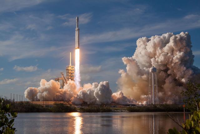A SpaceX Falcon Heavy rocket lifts off from historic launch pad 39-A at the Kennedy Space Center in Cape Canaveral, Florida, US, on February 6, 2018. (Reuter) A SpaceX Falcon Heavy rocket lifts off from historic launch pad 39-A at the Kennedy Space Center in Cape Canaveral, Florida, US, on February 6, 2018. (Reuter)