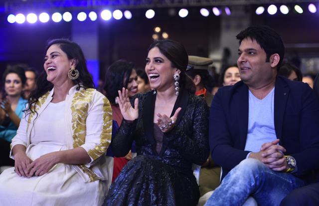 Bhumi Pednekar with Kapil Sharma at an awards function. (Sanchit Khanna/HT PHOTO)