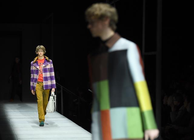 Models walk the runway during the Bottega Veneta Fall/Winter 2018 fashion show. (AFP) Models walk the runway during the Bottega Veneta Fall/Winter 2018 fashion show. (AFP)