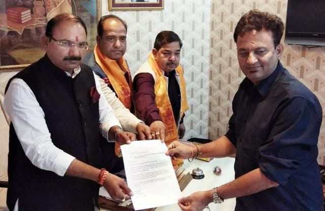 Producer Kamal Jain hand over the letter Brahmin Mahasabha’s Suresh Mishra in Jaipur on Saturday. (HT Photo)