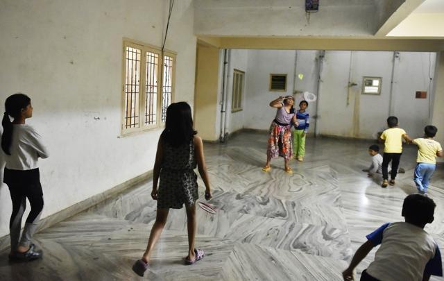 BENGALURU: A game of badminton typically needs racquets, shuttlecock, net and court. But for these kids in CV Raman Nagar, the lack of a playground means they must play the game in the lobby of their building. (Arijit Sen / HT Photo)
