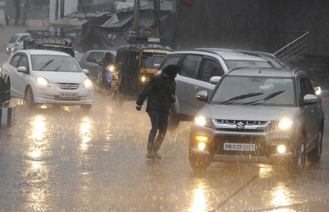 A man runs for shelter amid pouring rain in Patiala on Monday. (Bharat Bhushan/HT) A man runs for shelter amid pouring rain in Patiala on Monday. (Bharat Bhushan/HT)