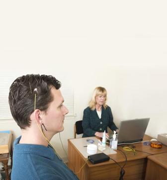 Patient with electrodes attached to his head, during a session of neurofeedback. (Photo: IStock) Patient with electrodes attached to his head, during a session of neurofeedback. (Photo: IStock)