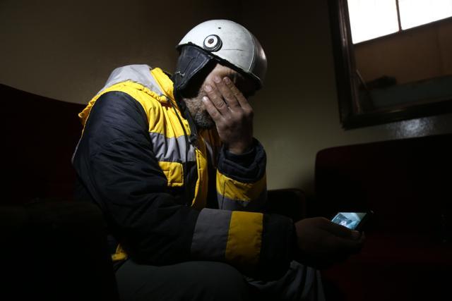 Samir Salim mourns as he looks at a picture that he took when he tried to rescue the body of his mother from under the rubble of his home in the town of Medeira in Syria's rebel-held Eastern Ghouta area on February 12, 2018. (AFP Photo) Samir Salim mourns as he looks at a picture that he took when he tried to rescue the body of his mother from under the rubble of his home in the town of Medeira in Syria's rebel-held Eastern Ghouta area on February 12, 2018. (AFP Photo)