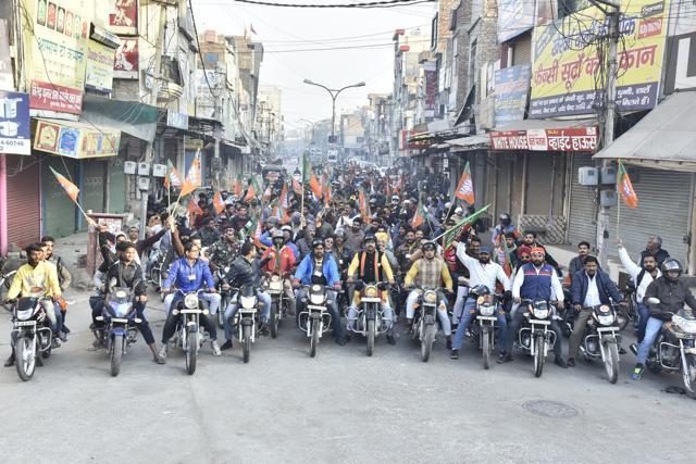 BJP leaders from Sirsa preparing to go for Amit Shah’s rally in Jind. (HT Photo)