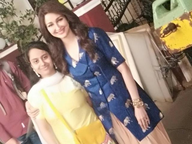 Saumya with her fan, Dr Gayatri Rao, on the sets of her TV show. Saumya with her fan, Dr Gayatri Rao, on the sets of her TV show.