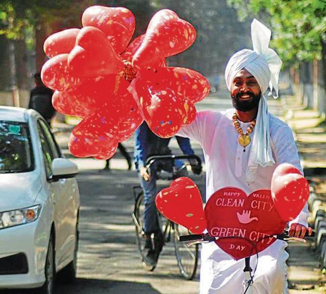 LONE CRUSADER: A youth carrying heart-shaped balloons on a deserted geri route in Sector 10, Chandigarh. (Karun Sharma/HT) LONE CRUSADER: A youth carrying heart-shaped balloons on a deserted geri route in Sector 10, Chandigarh. (Karun Sharma/HT)