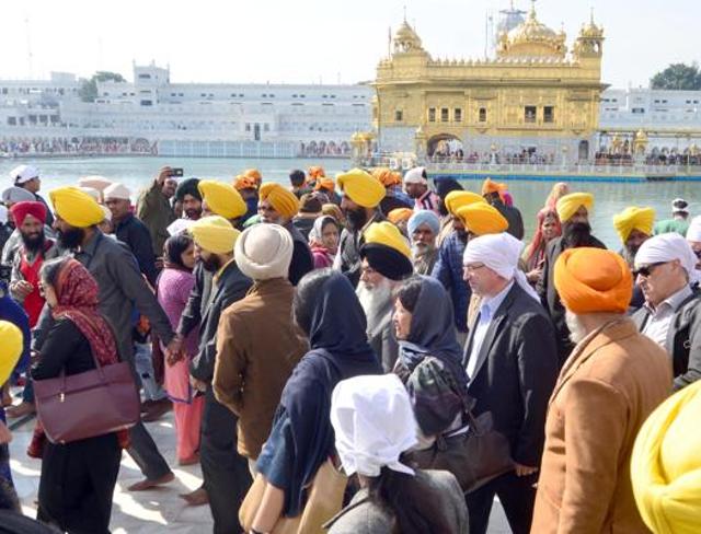 Accompanied by police and other officials, a Canadian team takes stock of arrangements ahead of PM Justin Trudeau to the Golden Temple, in Amritsar on Thursday. (Sameer Sehgal/HT) Accompanied by police and other officials, a Canadian team takes stock of arrangements ahead of PM Justin Trudeau to the Golden Temple, in Amritsar on Thursday. (Sameer Sehgal/HT)
