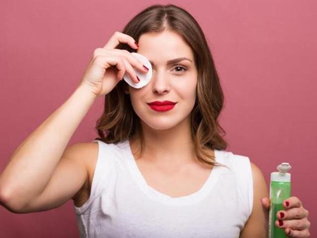 Cleanse your skin with organic products. (Shutterstock) Cleanse your skin with organic products. (Shutterstock)
