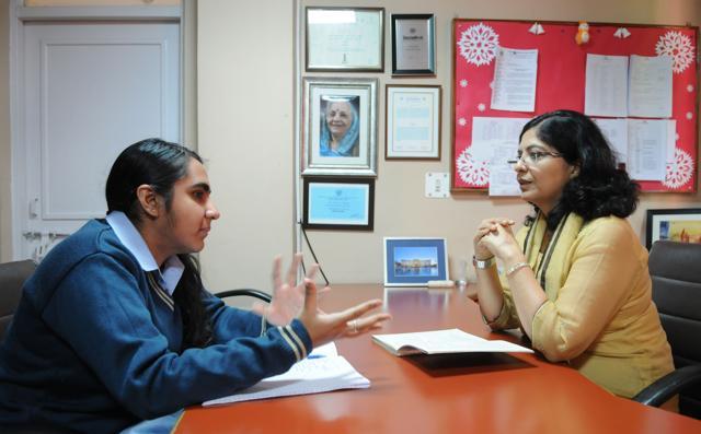 Counsellor Jyoti Chaudhary (R) with her student Mansi Sharma during a session at Salwan Public School, Gurgaon. (Parveen Kumar/HT Photo )