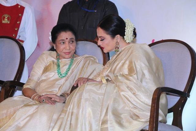 Bollywood playback doyenne Asha Bhosle and actress Rekha at the "Yash Chopra Memorial Award" in Mumbai on Feb 16. (IANS)