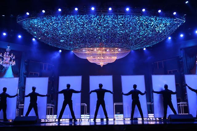 The massive 45-feet chandelier installation looked absolutely stunning.