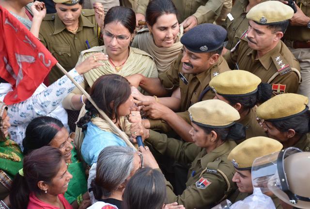 Farmers stopped by police in Jaipur. (HT Photo)