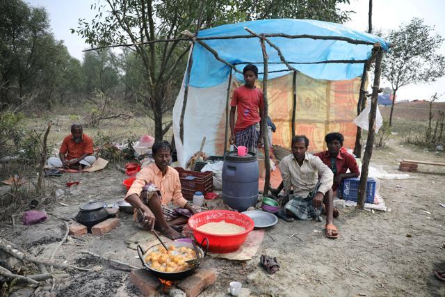 A man cooks a meal in his makeshift restaurant on the island of Bhasan Char in the Bay of Bengal, Bangladesh. (Reuters Photo) A man cooks a meal in his makeshift restaurant on the island of Bhasan Char in the Bay of Bengal, Bangladesh. (Reuters Photo)