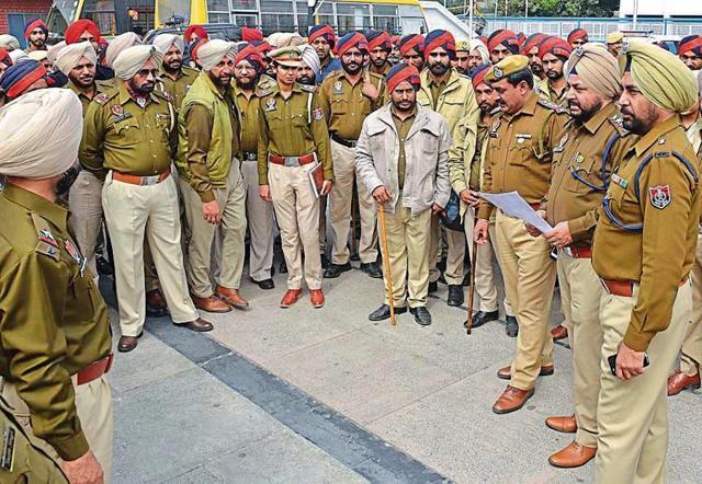Police personnel being assigned duties for the municipal corporation elections, at Guru Nanak Public School, Sarabha Nagar, in Ludhiana on Friday. (Gurpreet Singh/HT) Police personnel being assigned duties for the municipal corporation elections, at Guru Nanak Public School, Sarabha Nagar, in Ludhiana on Friday. (Gurpreet Singh/HT)