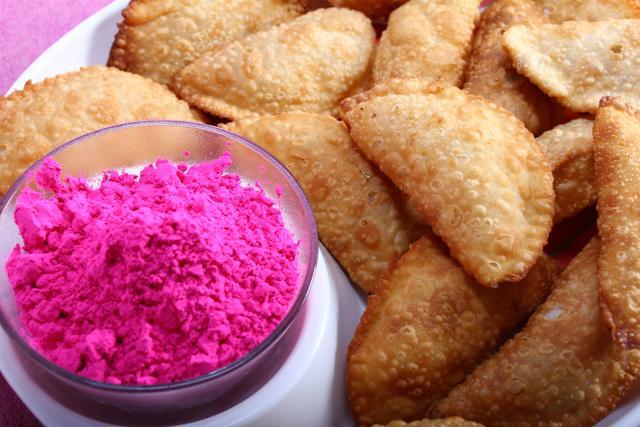 Get your loved ones sweets and savouries like malpuas, gujiyas, motichoor ladoos and more. (Getty Images/iStockphoto) Get your loved ones sweets and savouries like malpuas, gujiyas, motichoor ladoos and more. (Getty Images/iStockphoto)