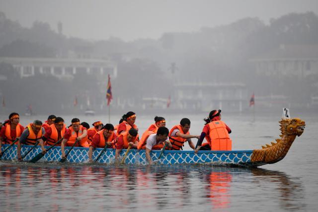 This year's event was held for the first time, involving 27 teams with some 400 participants on the capital's West Lake. (AFP)