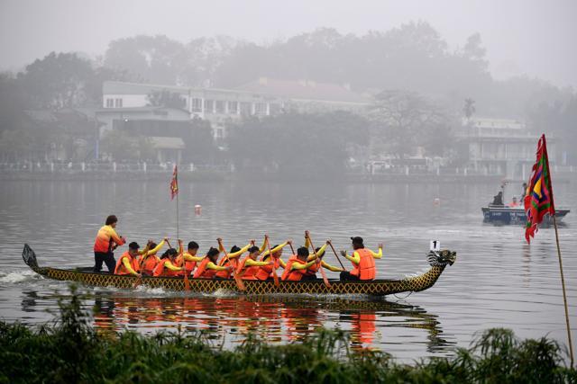 Keeping tradition alive: Hanoi holds first dragon boat race in decades ...