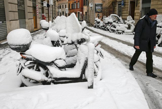 A man walks during a heavy snowfall in Rome, Italy February 26. (Reuters Photo)