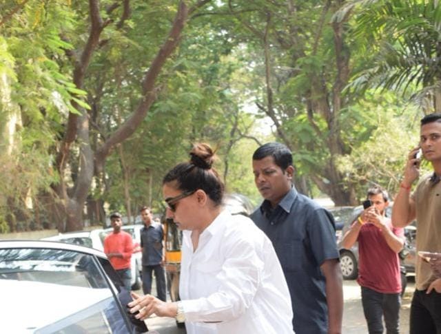 Mumbai: Choreographer Vaibhavi Merchant arrives at actor Anil Kapoor's residence. (IANS) Mumbai: Choreographer Vaibhavi Merchant arrives at actor Anil Kapoor's residence. (IANS)