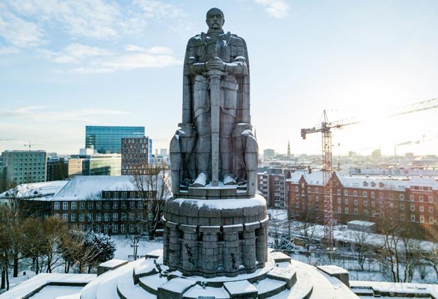 Snow covers the paths, streets and the Bismarck monument in the city centre in Hamburg. (AFP Photo) Snow covers the paths, streets and the Bismarck monument in the city centre in Hamburg. (AFP Photo)