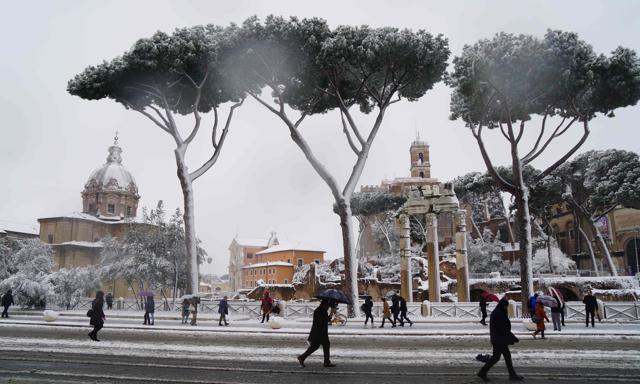 People walk in central via dei Fori covered with snow in Rome. (AFP Photo) People walk in central via dei Fori covered with snow in Rome. (AFP Photo)