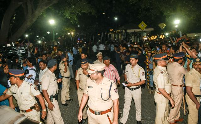 Police officials and crowd outside late Sridevi house at Lokhandwala in Mumbai. (HT PHOTO) Police officials and crowd outside late Sridevi house at Lokhandwala in Mumbai. (HT PHOTO)