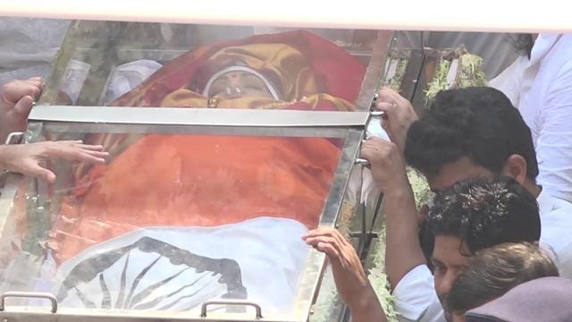Mumbai: Producer Boney Kapoor accompany the body of late actor Sridevi to the Vile Parle Seva Samaj Crematorium and Hindu Cemetery for cremation in Mumbai. (IANS) Mumbai: Producer Boney Kapoor accompany the body of late actor Sridevi to the Vile Parle Seva Samaj Crematorium and Hindu Cemetery for cremation in Mumbai. (IANS)