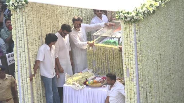 Mumbai: Producer Boney Kapoor accompany the body of late actor Sridevi to the Vile Parle Seva Samaj Crematorium and Hindu Cemetery for cremation in Mumbai. (IANS) Mumbai: Producer Boney Kapoor accompany the body of late actor Sridevi to the Vile Parle Seva Samaj Crematorium and Hindu Cemetery for cremation in Mumbai. (IANS)