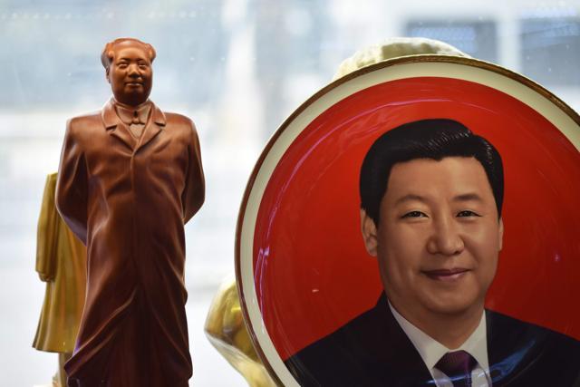 A decorative plate featuring an image of Chinese President Xi Jinping is seen beside a statue of late communist leader Mao Zedong at a souvenir store next to Tiananmen Square in Beijing. (AFP Photo) A decorative plate featuring an image of Chinese President Xi Jinping is seen beside a statue of late communist leader Mao Zedong at a souvenir store next to Tiananmen Square in Beijing. (AFP Photo)