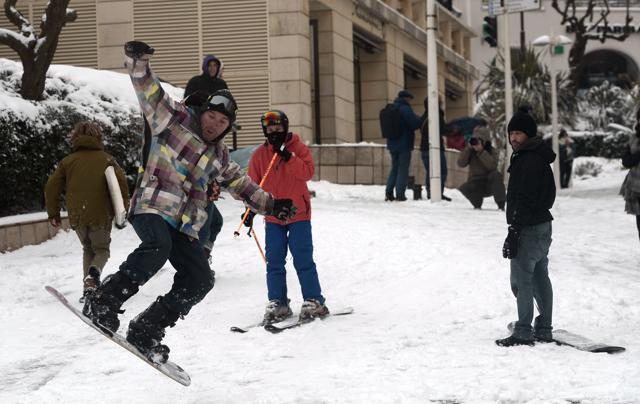 People snowboard and ski in a street of Biarritz, southwestern France, on February 28, 2018, after heavy snow fall. (AFP) People snowboard and ski in a street of Biarritz, southwestern France, on February 28, 2018, after heavy snow fall. (AFP)