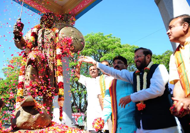 Union ministers Prakash Javadekar, Ananth Kumar and DV Sadananda Gowda pay their respects to the statue of Kempegowda, hailed as the founder of Bengaluru. (HT Photo) Union ministers Prakash Javadekar, Ananth Kumar and DV Sadananda Gowda pay their respects to the statue of Kempegowda, hailed as the founder of Bengaluru. (HT Photo)