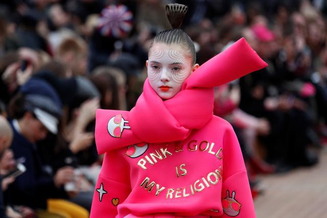 A model presents a creation by Manish Arora during the 2018/2019 fall/winter collection fashion show on Thursday in Paris. (REUTERS) A model presents a creation by Manish Arora during the 2018/2019 fall/winter collection fashion show on Thursday in Paris. (REUTERS)