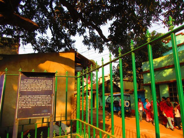 Ironically encroachments are seen within a few feet of the boundary making a mockery of the ASI’s rules mentioned in the board. (HT Photo) Ironically encroachments are seen within a few feet of the boundary making a mockery of the ASI’s rules mentioned in the board. (HT Photo)