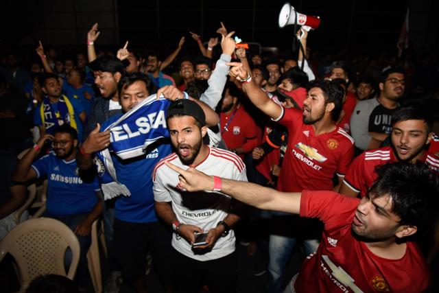 Youngsters enjoy a special screening of a Premier League match of Manchester United against Chelsea organised by Aufside sports bar in Stargate in Pune. (SANKET WANKHADE/HT PHOTO) Youngsters enjoy a special screening of a Premier League match of Manchester United against Chelsea organised by Aufside sports bar in Stargate in Pune. (SANKET WANKHADE/HT PHOTO)