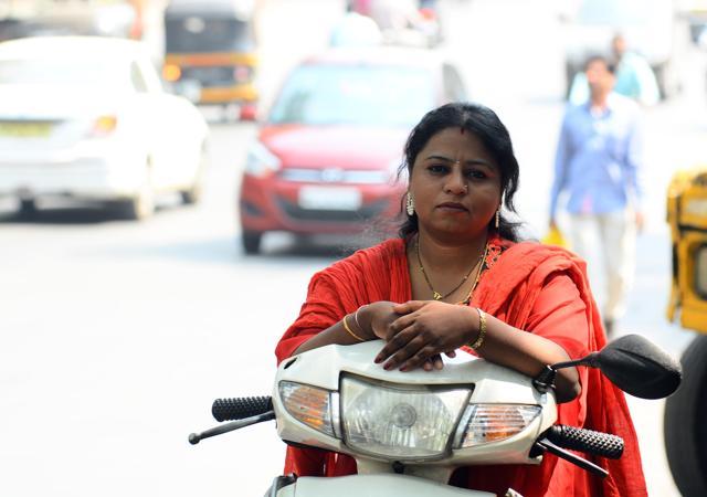 Sonika Mangalwedhekar, online food app delivery executive. (Shankar Narayan/HT PHOTO) Sonika Mangalwedhekar, online food app delivery executive. (Shankar Narayan/HT PHOTO)