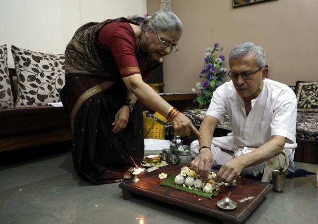 Chitra Yashwant Chandrachood, probably is the only woman in Pune to perform last rites besides all the other religious rites. (Rahul Raut/HT PHOTO)
